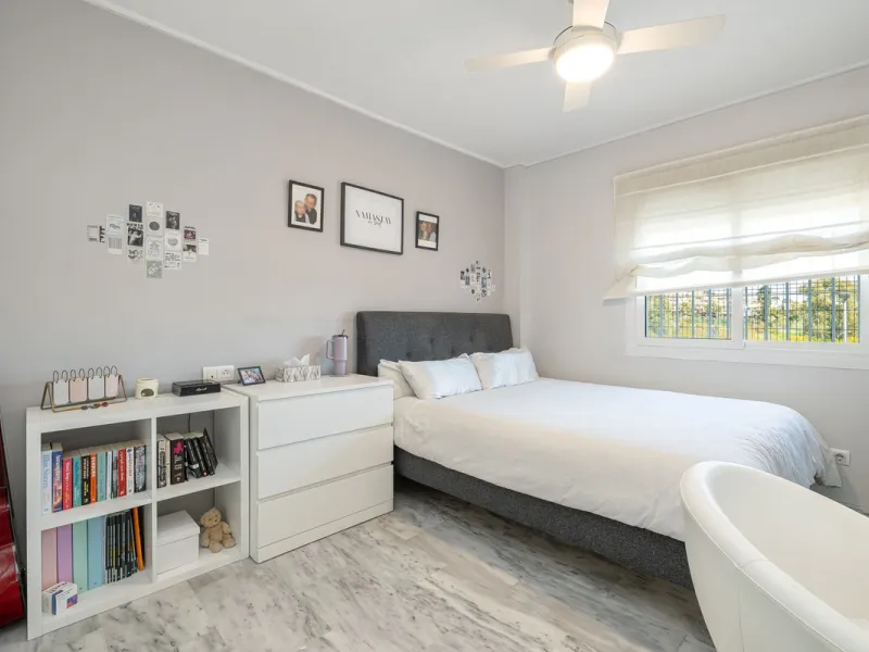 Beautiful and spacious 3-bedroom ground floor apartment located in Nueva Andalucía, Marbella. Set within a well-maintained and highly desirable community, the property is within walking distance of local amenities and the renowned Real Club de Pádel. The 