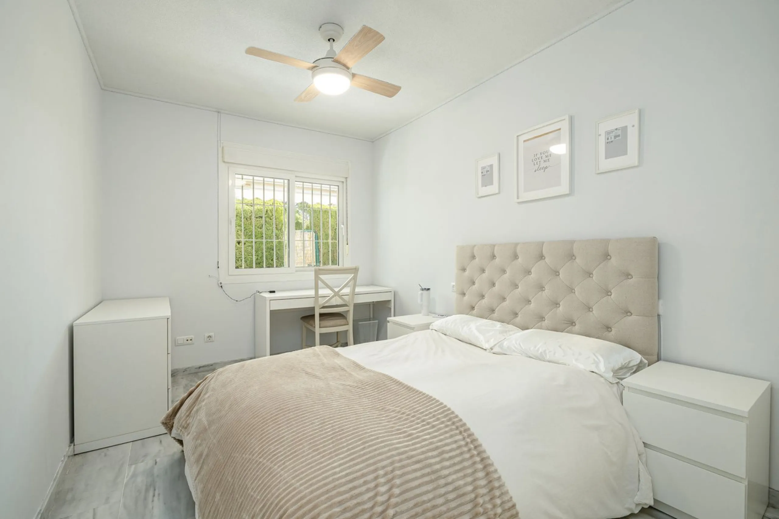 Beautiful and spacious 3-bedroom ground floor apartment located in Nueva Andalucía, Marbella. Set within a well-maintained and highly desirable community, the property is within walking distance of local amenities and the renowned Real Club de Pádel. The 