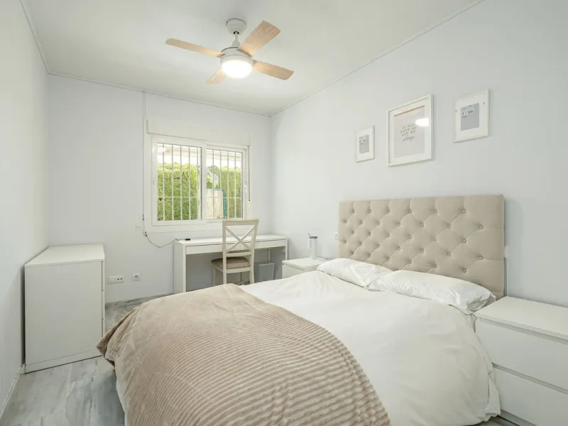 Beautiful and spacious 3-bedroom ground floor apartment located in Nueva Andalucía, Marbella. Set within a well-maintained and highly desirable community, the property is within walking distance of local amenities and the renowned Real Club de Pádel. The 