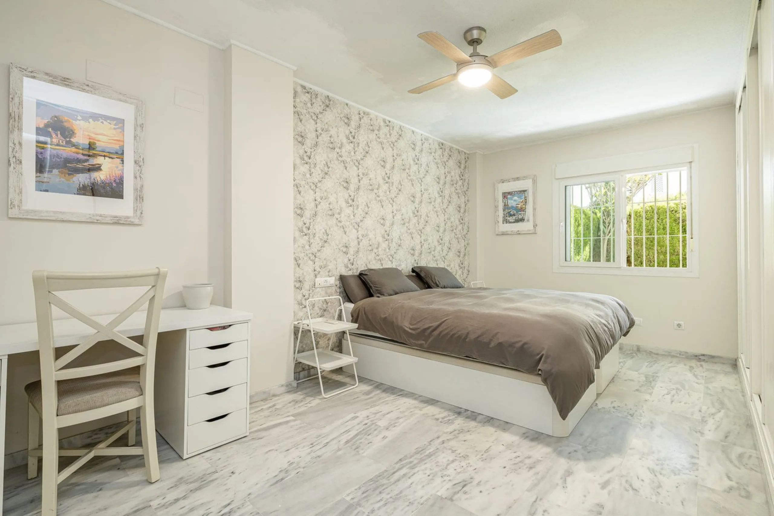 Beautiful and spacious 3-bedroom ground floor apartment located in Nueva Andalucía, Marbella. Set within a well-maintained and highly desirable community, the property is within walking distance of local amenities and the renowned Real Club de Pádel. The 