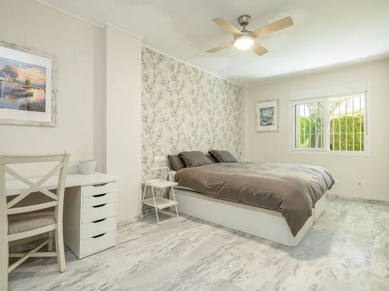 Beautiful and spacious 3-bedroom ground floor apartment located in Nueva Andalucía, Marbella. Set within a well-maintained and highly desirable community, the property is within walking distance of local amenities and the renowned Real Club de Pádel. The 