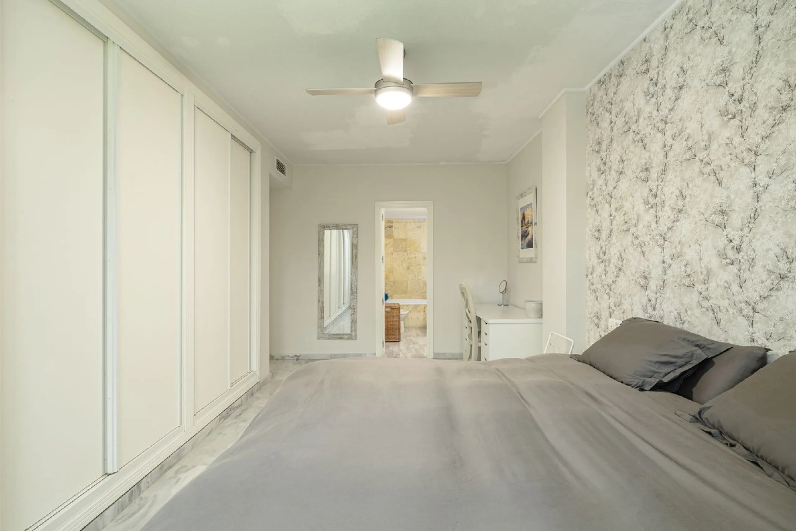 Beautiful and spacious 3-bedroom ground floor apartment located in Nueva Andalucía, Marbella. Set within a well-maintained and highly desirable community, the property is within walking distance of local amenities and the renowned Real Club de Pádel. The 