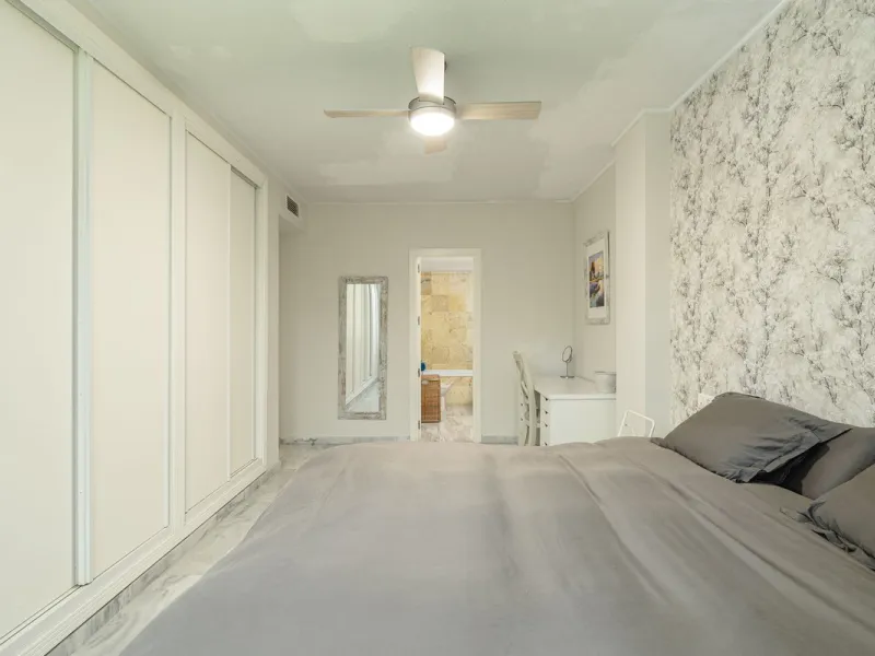 Beautiful and spacious 3-bedroom ground floor apartment located in Nueva Andalucía, Marbella. Set within a well-maintained and highly desirable community, the property is within walking distance of local amenities and the renowned Real Club de Pádel. The 