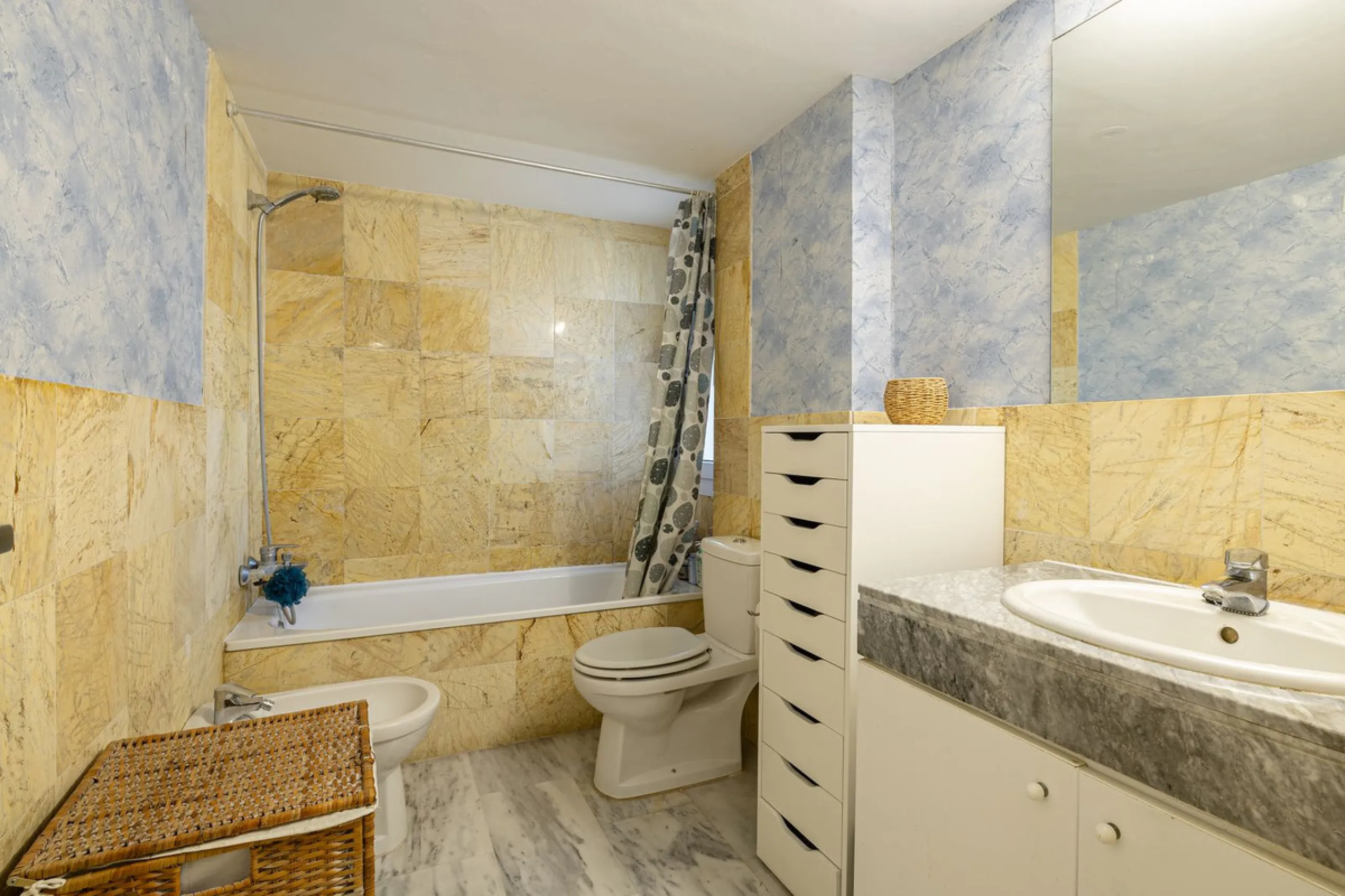 Beautiful and spacious 3-bedroom ground floor apartment located in Nueva Andalucía, Marbella. Set within a well-maintained and highly desirable community, the property is within walking distance of local amenities and the renowned Real Club de Pádel. The 