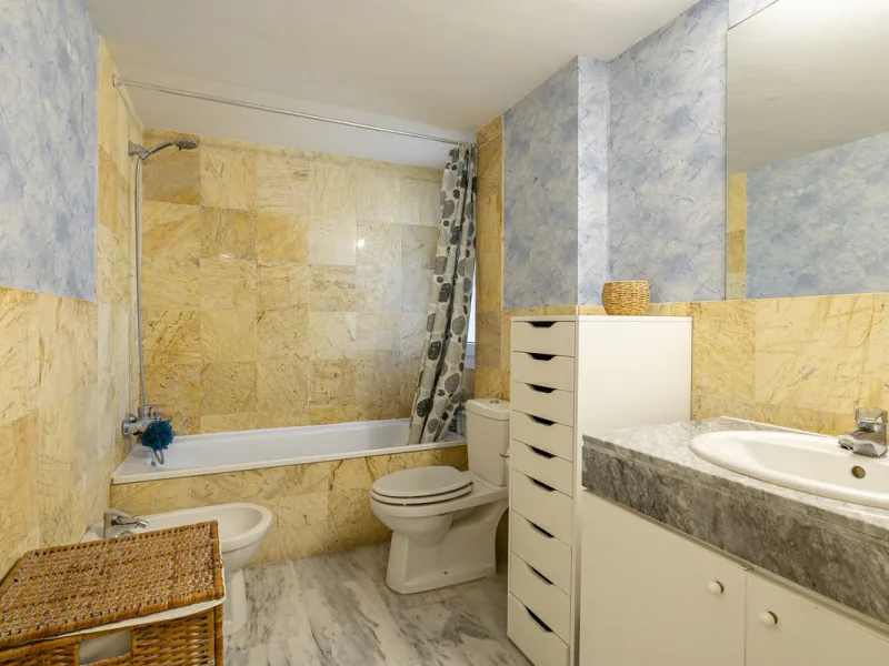 Beautiful and spacious 3-bedroom ground floor apartment located in Nueva Andalucía, Marbella. Set within a well-maintained and highly desirable community, the property is within walking distance of local amenities and the renowned Real Club de Pádel. The 