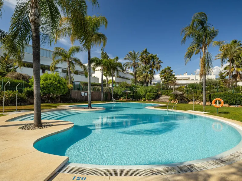 Beautiful and spacious 3-bedroom ground floor apartment located in Nueva Andalucía, Marbella. Set within a well-maintained and highly desirable community, the property is within walking distance of local amenities and the renowned Real Club de Pádel. The 