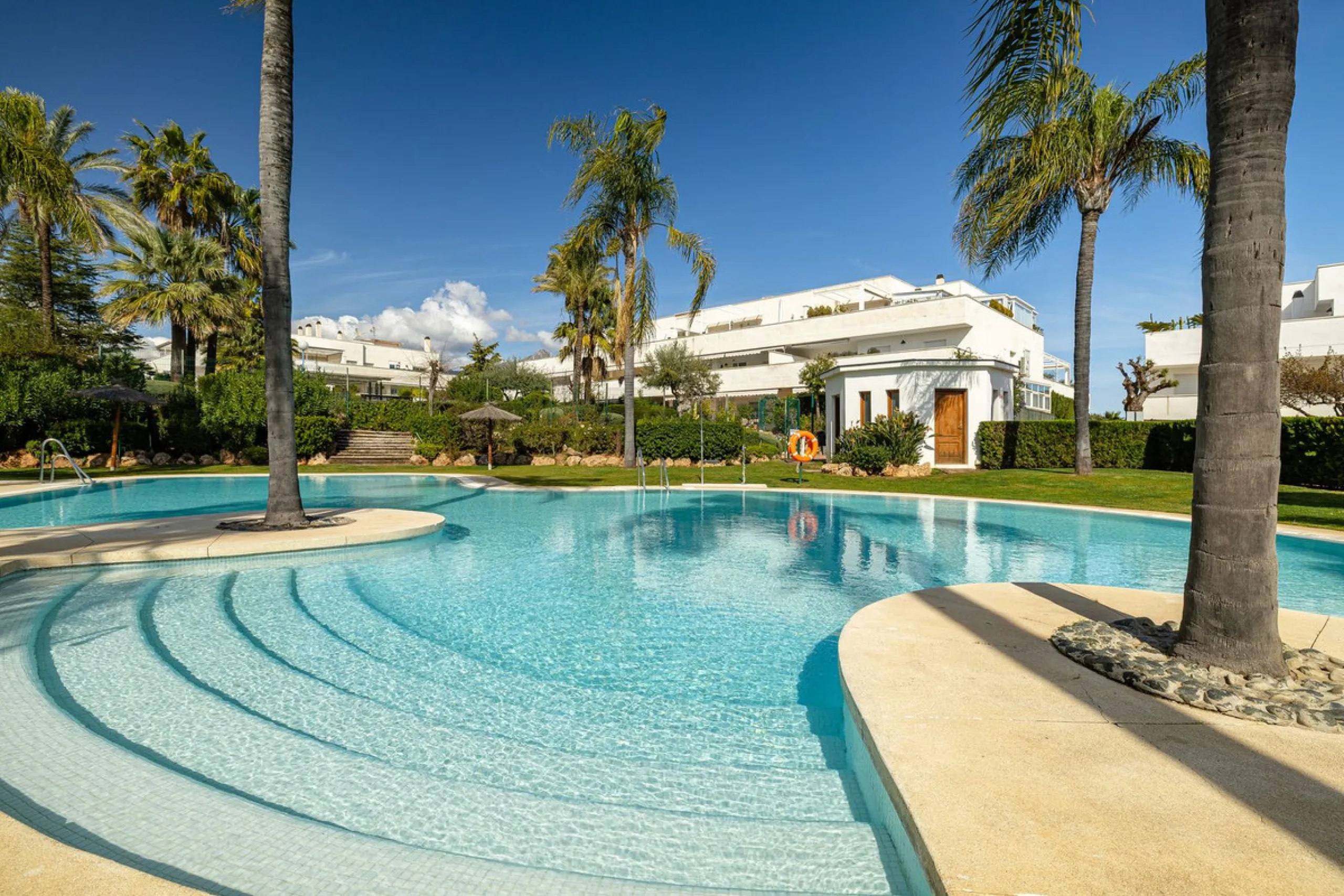 Beautiful and spacious 3-bedroom ground floor apartment located in Nueva Andalucía, Marbella. Set within a well-maintained and highly desirable community, the property is within walking distance of local amenities and the renowned Real Club de Pádel. The 