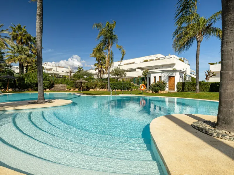 Beautiful and spacious 3-bedroom ground floor apartment located in Nueva Andalucía, Marbella. Set within a well-maintained and highly desirable community, the property is within walking distance of local amenities and the renowned Real Club de Pádel. The 