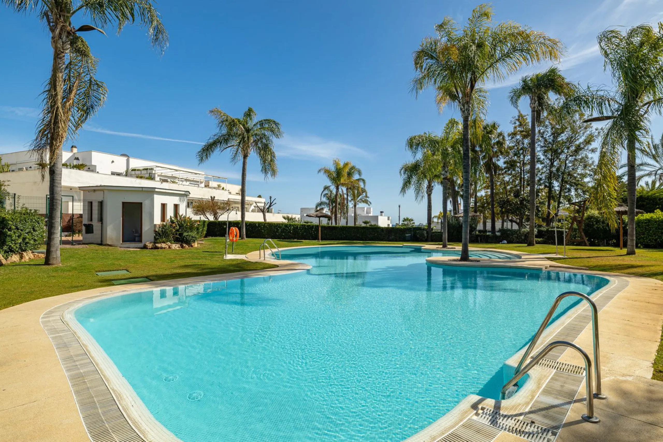Beautiful and spacious 3-bedroom ground floor apartment located in Nueva Andalucía, Marbella. Set within a well-maintained and highly desirable community, the property is within walking distance of local amenities and the renowned Real Club de Pádel. The 
