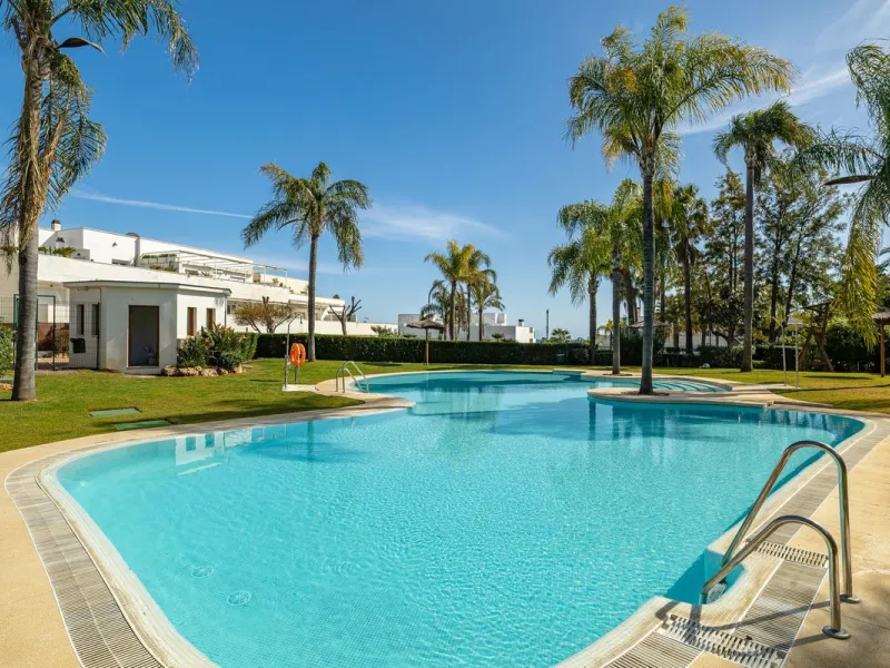 Beautiful and spacious 3-bedroom ground floor apartment located in Nueva Andalucía, Marbella. Set within a well-maintained and highly desirable community, the property is within walking distance of local amenities and the renowned Real Club de Pádel. The 