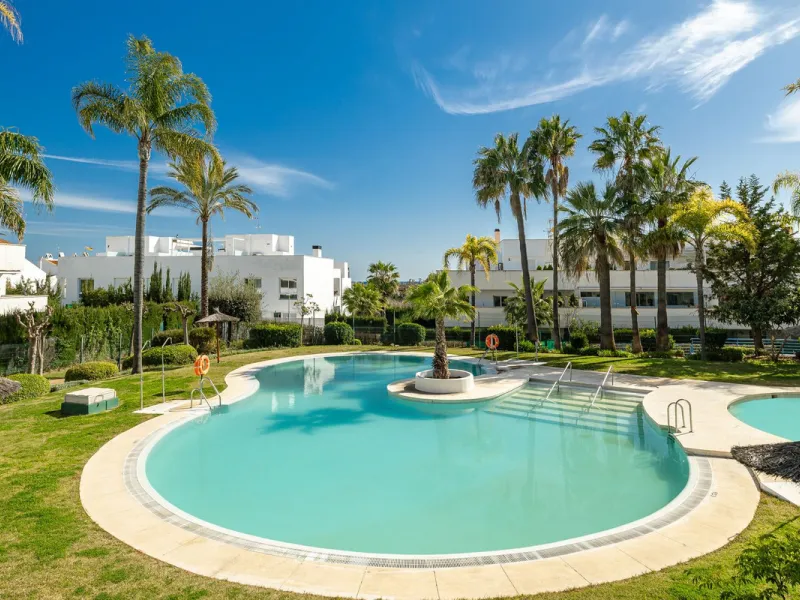 Beautiful and spacious 3-bedroom ground floor apartment located in Nueva Andalucía, Marbella. Set within a well-maintained and highly desirable community, the property is within walking distance of local amenities and the renowned Real Club de Pádel. The 