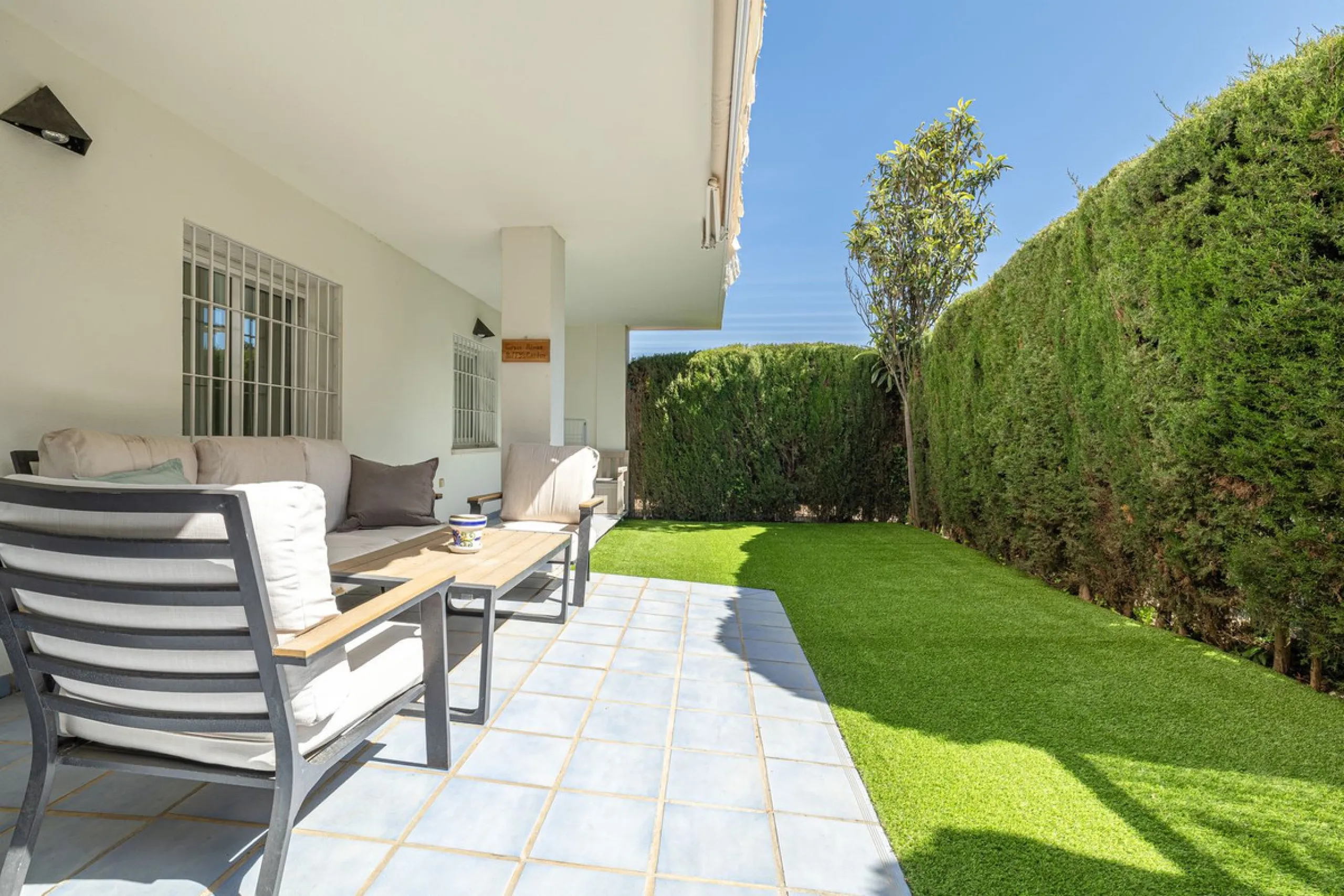 Beautiful and spacious 3-bedroom ground floor apartment located in Nueva Andalucía, Marbella. Set within a well-maintained and highly desirable community, the property is within walking distance of local amenities and the renowned Real Club de Pádel. The 