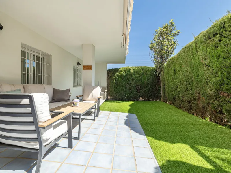 Beautiful and spacious 3-bedroom ground floor apartment located in Nueva Andalucía, Marbella. Set within a well-maintained and highly desirable community, the property is within walking distance of local amenities and the renowned Real Club de Pádel. The 