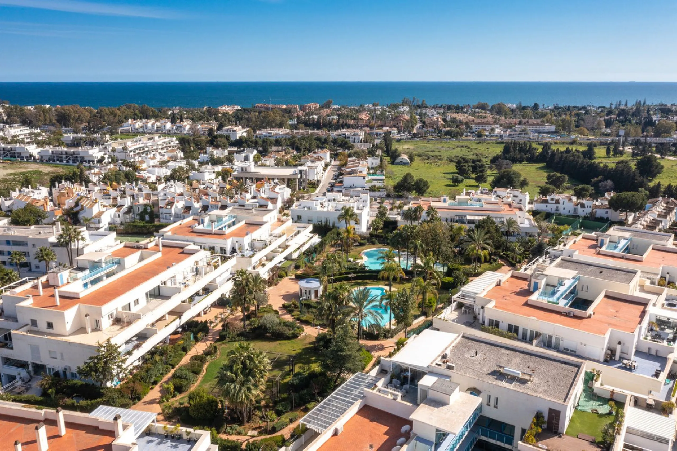 Beautiful and spacious 3-bedroom ground floor apartment located in Nueva Andalucía, Marbella. Set within a well-maintained and highly desirable community, the property is within walking distance of local amenities and the renowned Real Club de Pádel. The 