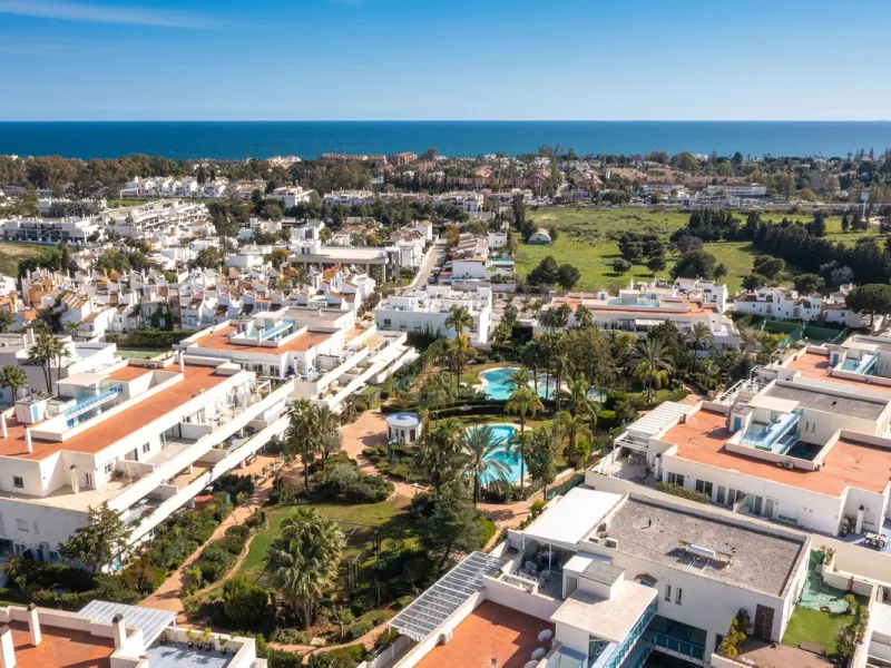 Beautiful and spacious 3-bedroom ground floor apartment located in Nueva Andalucía, Marbella. Set within a well-maintained and highly desirable community, the property is within walking distance of local amenities and the renowned Real Club de Pádel. The 