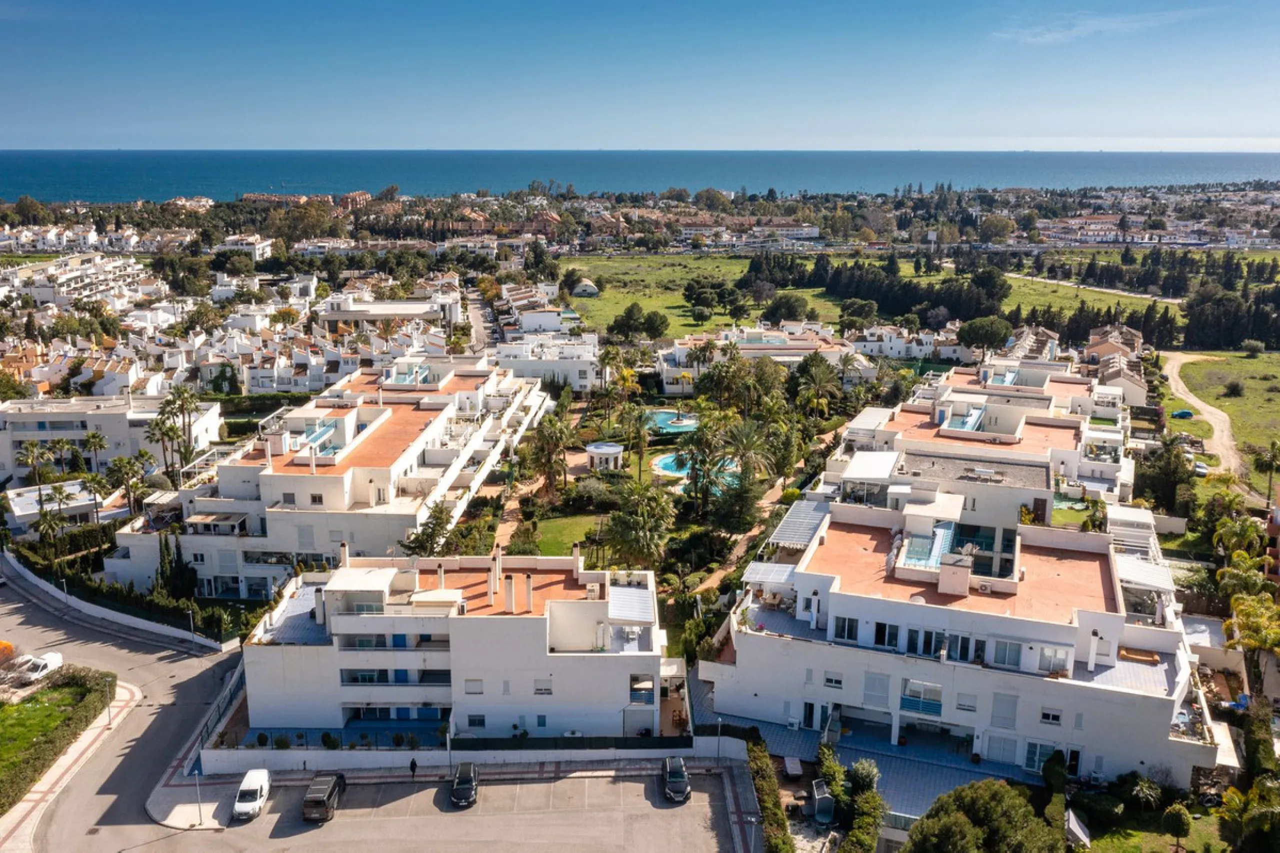 Beautiful and spacious 3-bedroom ground floor apartment located in Nueva Andalucía, Marbella. Set within a well-maintained and highly desirable community, the property is within walking distance of local amenities and the renowned Real Club de Pádel. The 