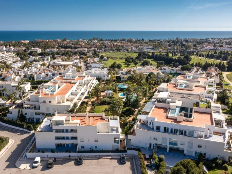 Beautiful and spacious 3-bedroom ground floor apartment located in Nueva Andalucía, Marbella. Set within a well-maintained and highly desirable community, the property is within walking distance of local amenities and the renowned Real Club de Pádel. The 