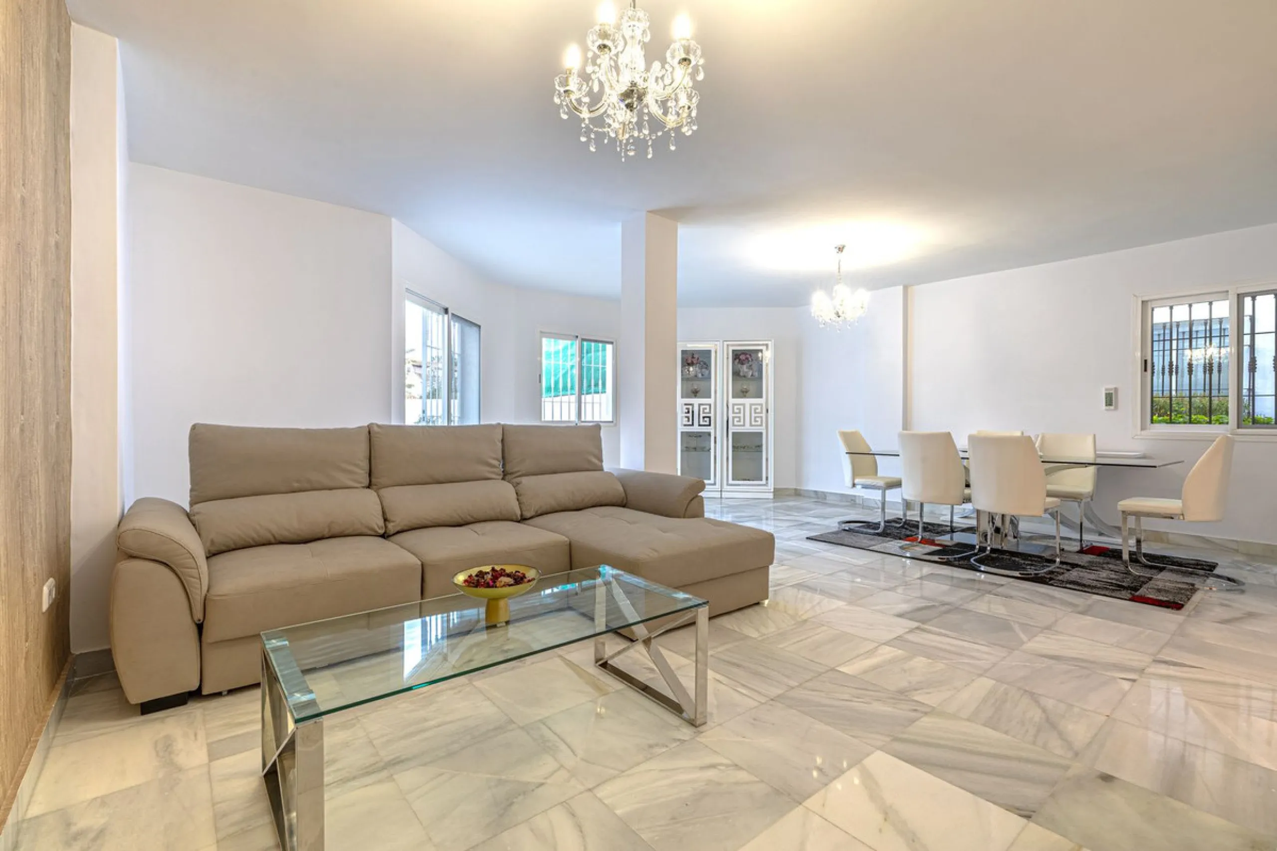 Welcome to this charming and well-presented townhouse in the popular area of Los Naranjos in Nueva Andalucía. Our new exclusive listing! Situated in a quiet and established neighbourhood close to golf courses, restaurants and amenities, the home offers a 