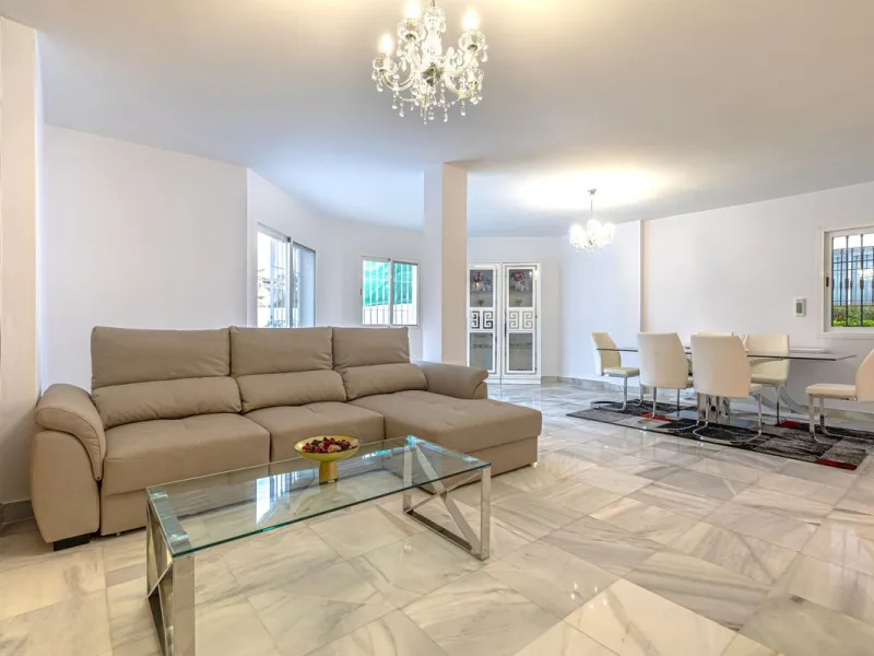 Welcome to this charming and well-presented townhouse in the popular area of Los Naranjos in Nueva Andalucía. Our new exclusive listing! Situated in a quiet and established neighbourhood close to golf courses, restaurants and amenities, the home offers a 