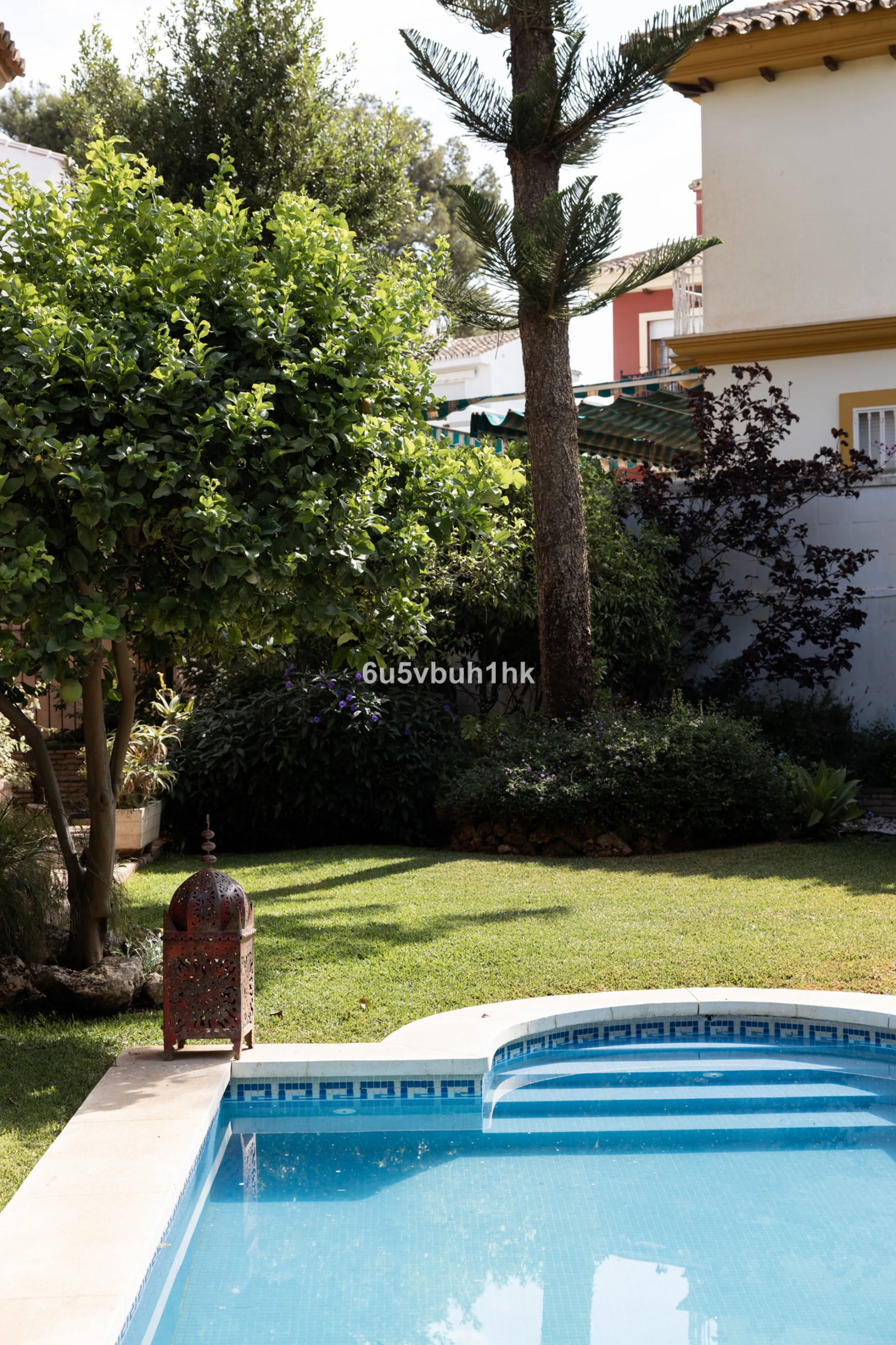 Luxury villa with an amazing tropical garden and a private pool, is a must see. This villa is completely modernized and for sale in El Coto, Fuengirola