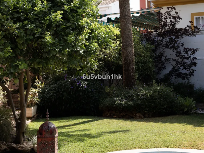 Luxury villa with an amazing tropical garden and a private pool, is a must see. This villa is completely modernized and for sale in El Coto, Fuengirola