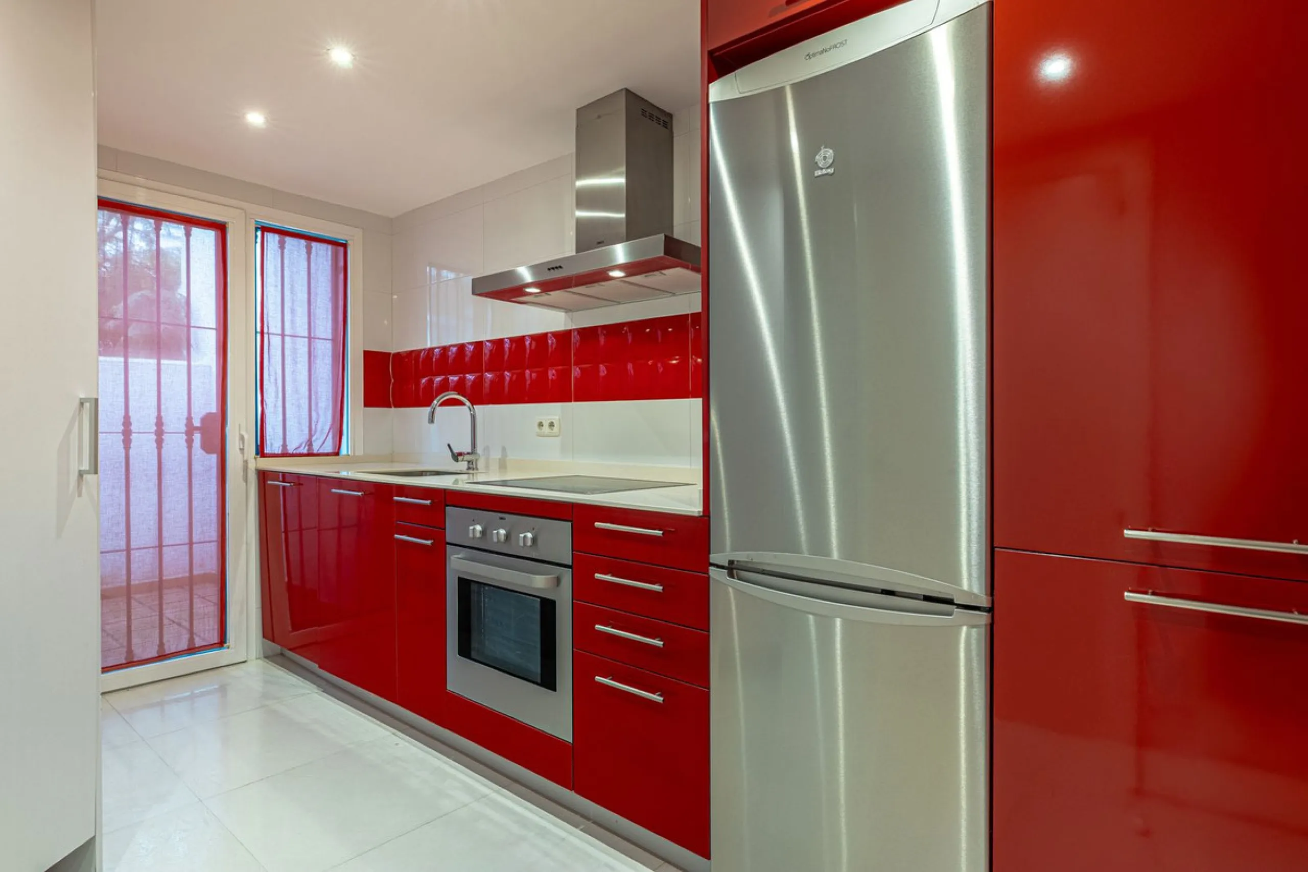 Welcome to this charming and well-presented townhouse in the popular area of Los Naranjos in Nueva Andalucía. Our new exclusive listing! Situated in a quiet and established neighbourhood close to golf courses, restaurants and amenities, the home offers a 