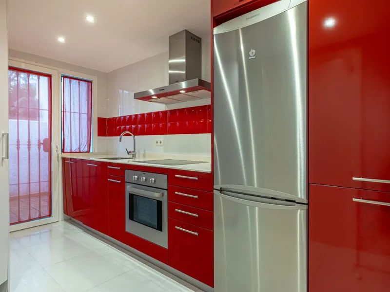 Welcome to this charming and well-presented townhouse in the popular area of Los Naranjos in Nueva Andalucía. Our new exclusive listing! Situated in a quiet and established neighbourhood close to golf courses, restaurants and amenities, the home offers a 