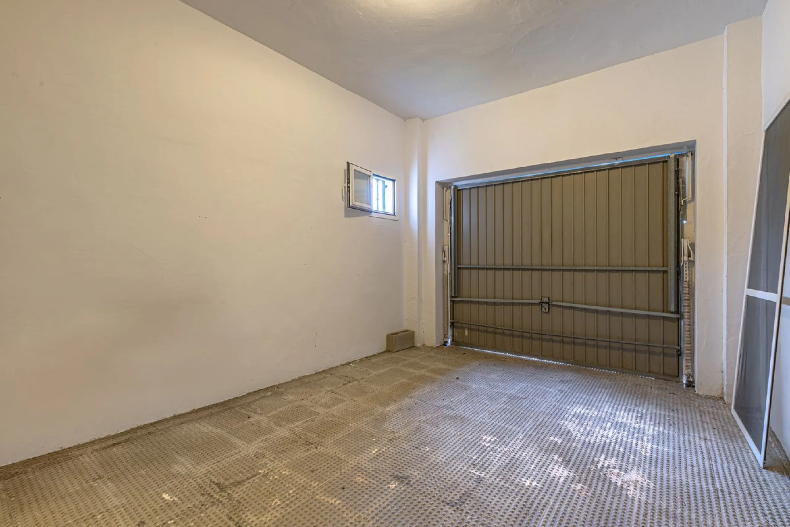 Welcome to this charming and well-presented townhouse in the popular area of Los Naranjos in Nueva Andalucía. Our new exclusive listing! Situated in a quiet and established neighbourhood close to golf courses, restaurants and amenities, the home offers a 