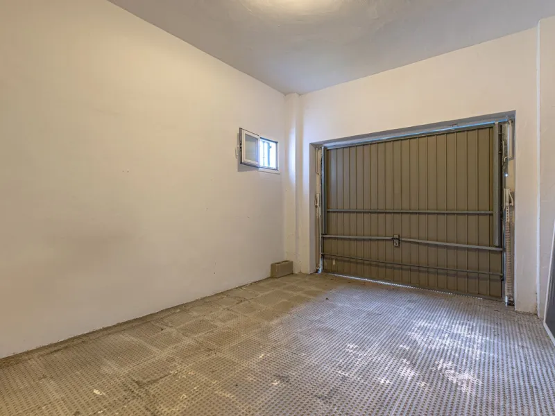 Welcome to this charming and well-presented townhouse in the popular area of Los Naranjos in Nueva Andalucía. Our new exclusive listing! Situated in a quiet and established neighbourhood close to golf courses, restaurants and amenities, the home offers a 