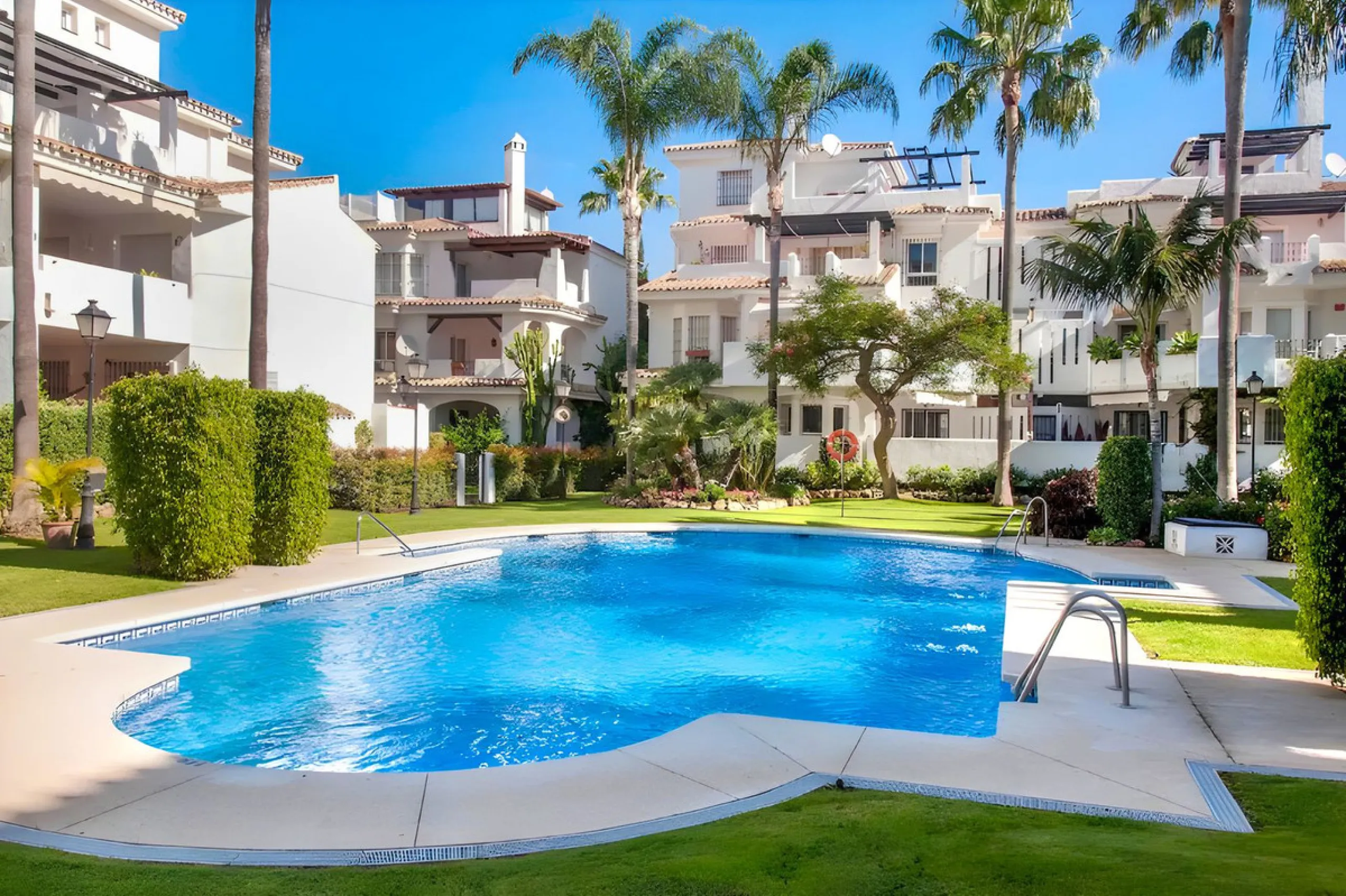 Welcome to this charming and well-presented townhouse in the popular area of Los Naranjos in Nueva Andalucía. Our new exclusive listing! Situated in a quiet and established neighbourhood close to golf courses, restaurants and amenities, the home offers a 