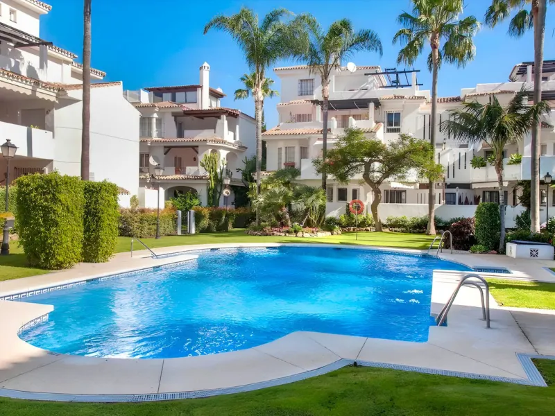 Welcome to this charming and well-presented townhouse in the popular area of Los Naranjos in Nueva Andalucía. Our new exclusive listing! Situated in a quiet and established neighbourhood close to golf courses, restaurants and amenities, the home offers a 
