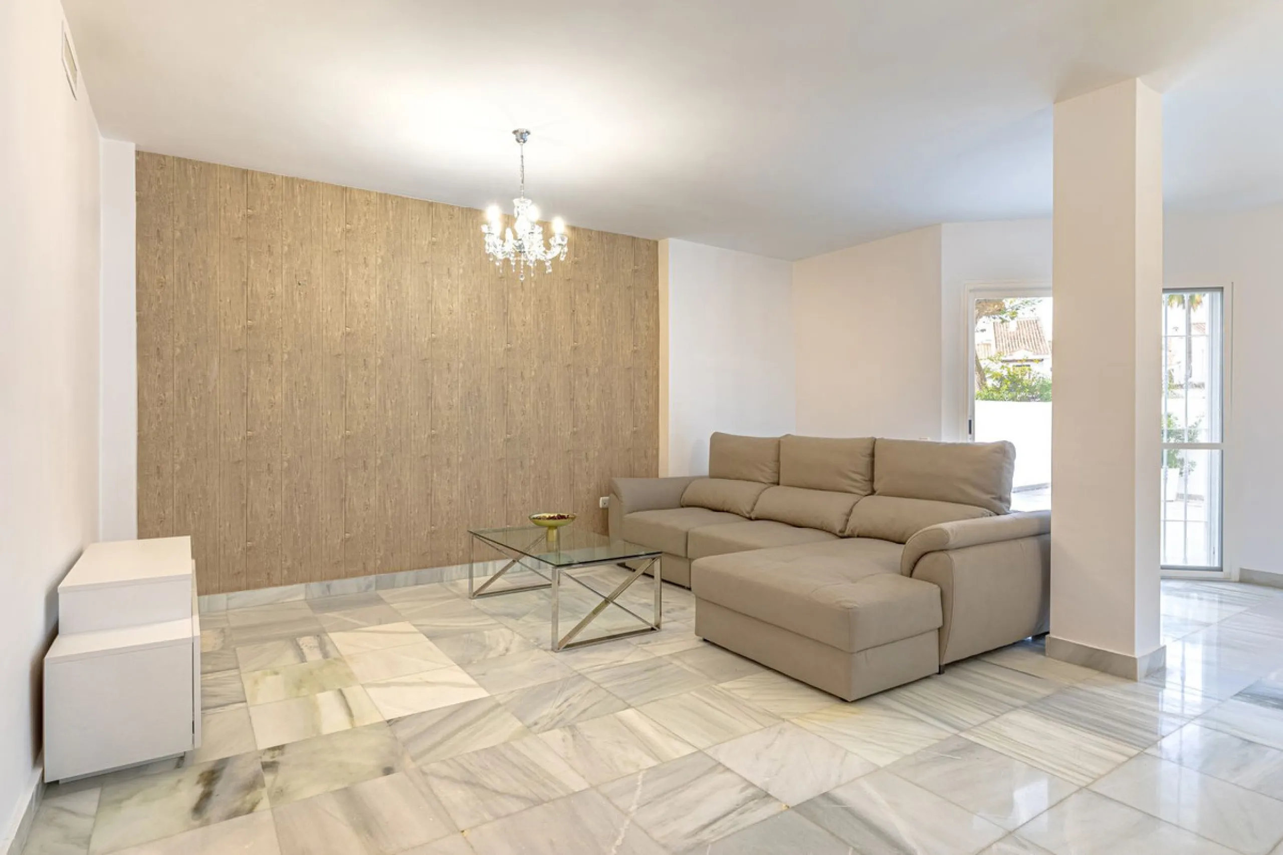 Welcome to this charming and well-presented townhouse in the popular area of Los Naranjos in Nueva Andalucía. Our new exclusive listing! Situated in a quiet and established neighbourhood close to golf courses, restaurants and amenities, the home offers a 
