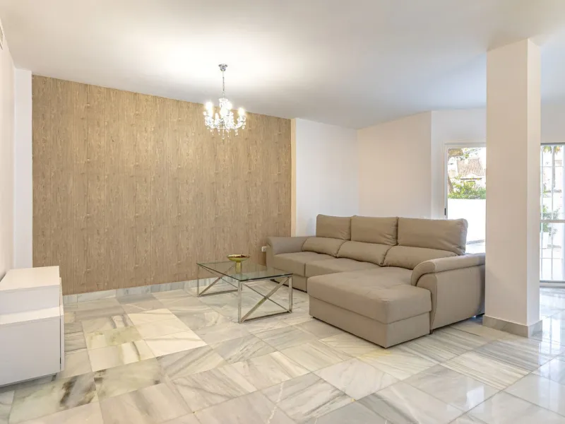 Welcome to this charming and well-presented townhouse in the popular area of Los Naranjos in Nueva Andalucía. Our new exclusive listing! Situated in a quiet and established neighbourhood close to golf courses, restaurants and amenities, the home offers a 
