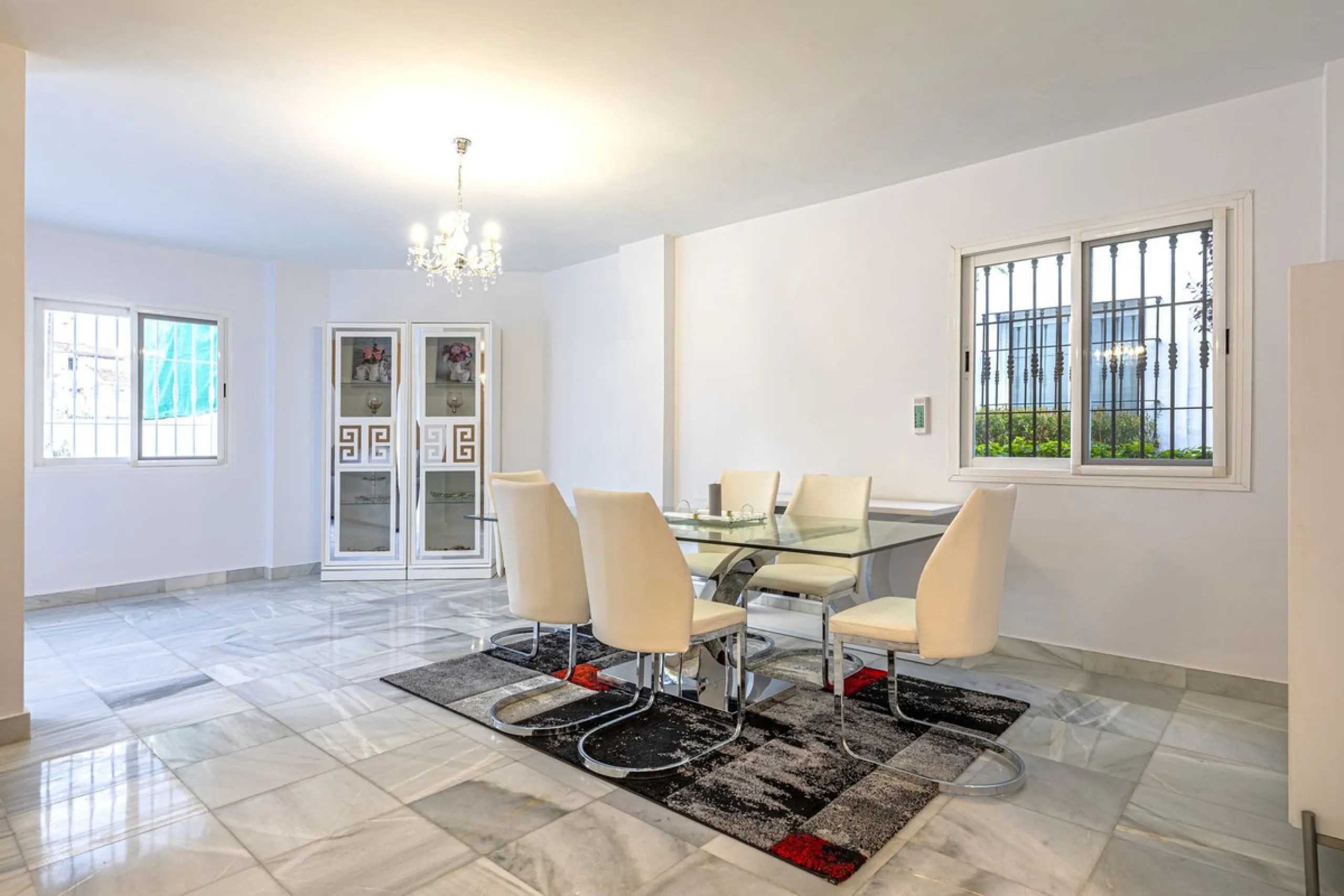 Welcome to this charming and well-presented townhouse in the popular area of Los Naranjos in Nueva Andalucía. Our new exclusive listing! Situated in a quiet and established neighbourhood close to golf courses, restaurants and amenities, the home offers a 