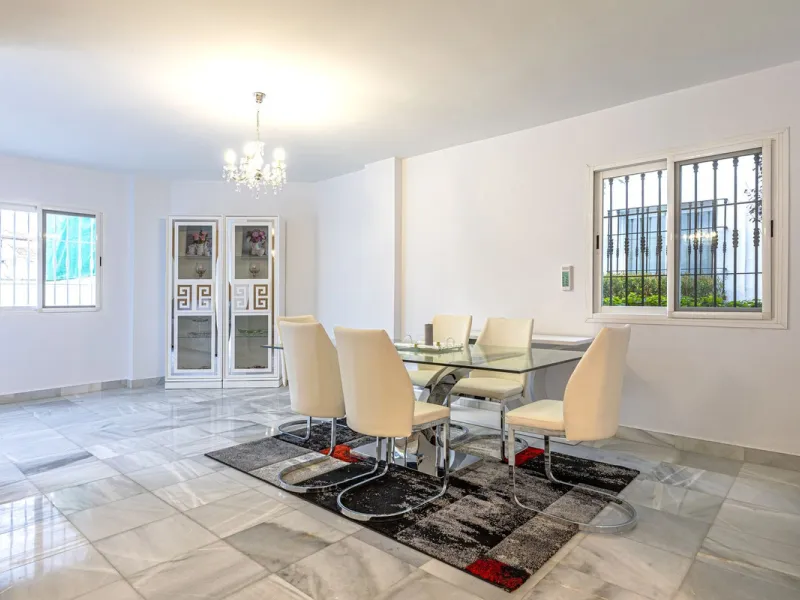 Welcome to this charming and well-presented townhouse in the popular area of Los Naranjos in Nueva Andalucía. Our new exclusive listing! Situated in a quiet and established neighbourhood close to golf courses, restaurants and amenities, the home offers a 