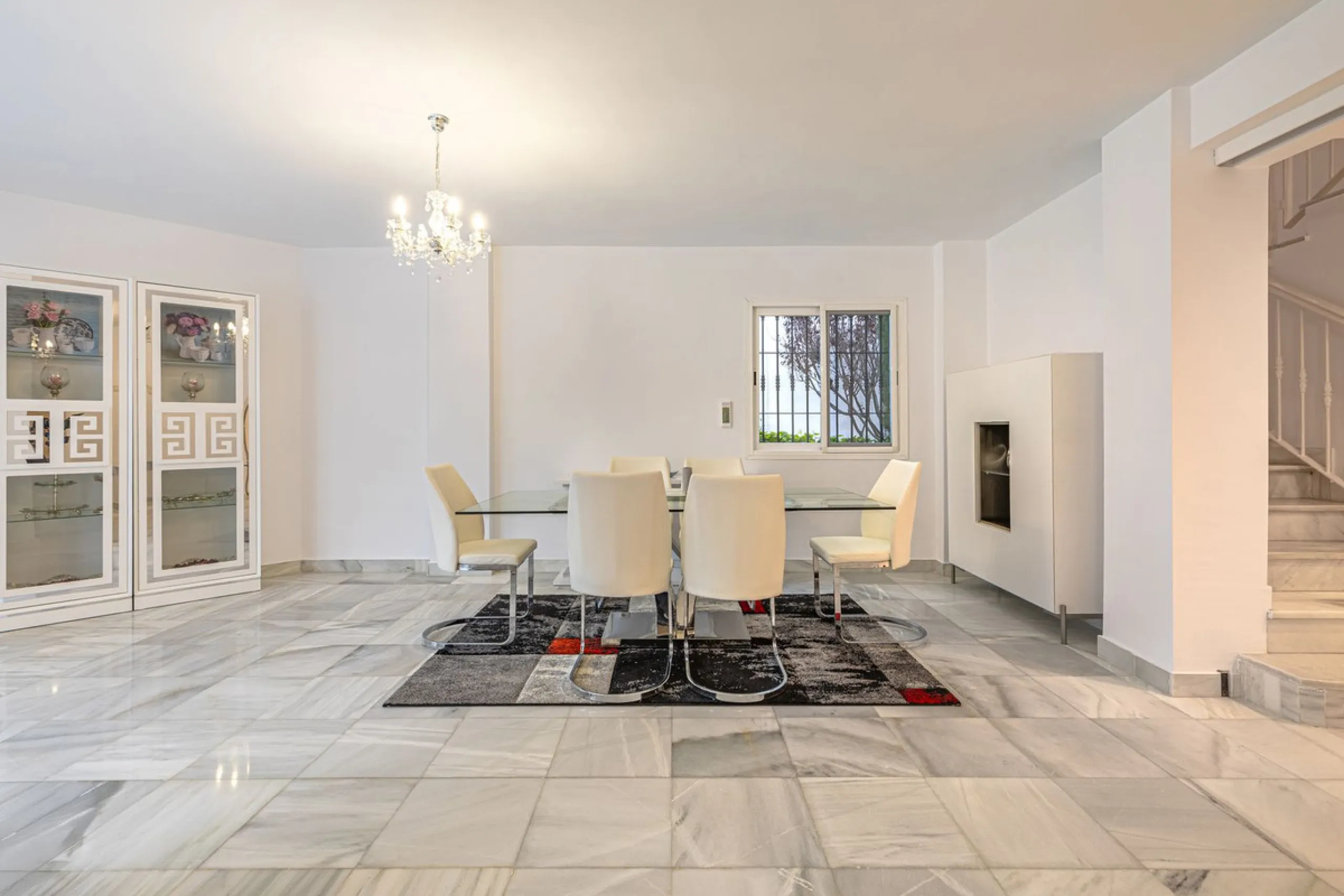 Welcome to this charming and well-presented townhouse in the popular area of Los Naranjos in Nueva Andalucía. Our new exclusive listing! Situated in a quiet and established neighbourhood close to golf courses, restaurants and amenities, the home offers a 