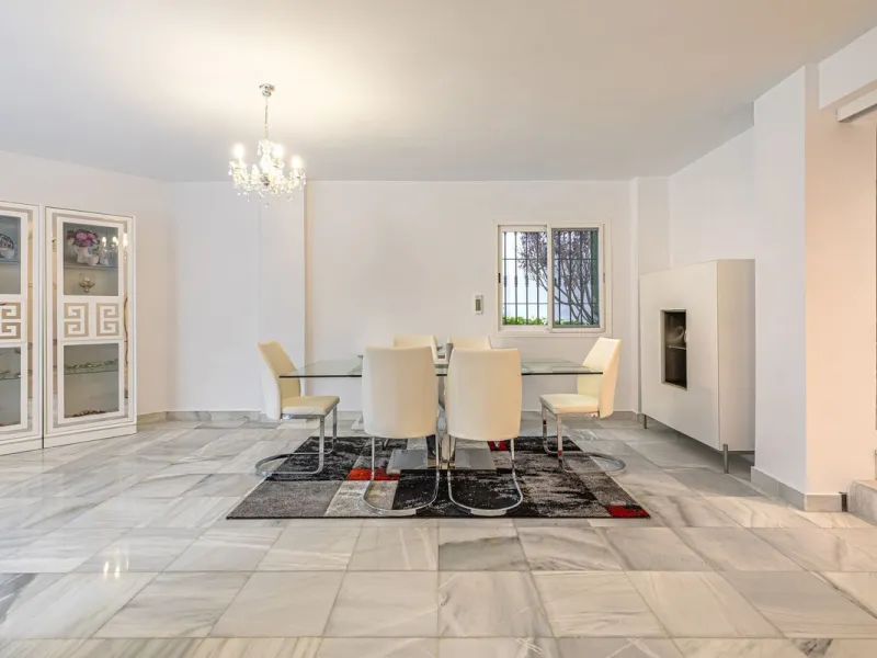 Welcome to this charming and well-presented townhouse in the popular area of Los Naranjos in Nueva Andalucía. Our new exclusive listing! Situated in a quiet and established neighbourhood close to golf courses, restaurants and amenities, the home offers a 
