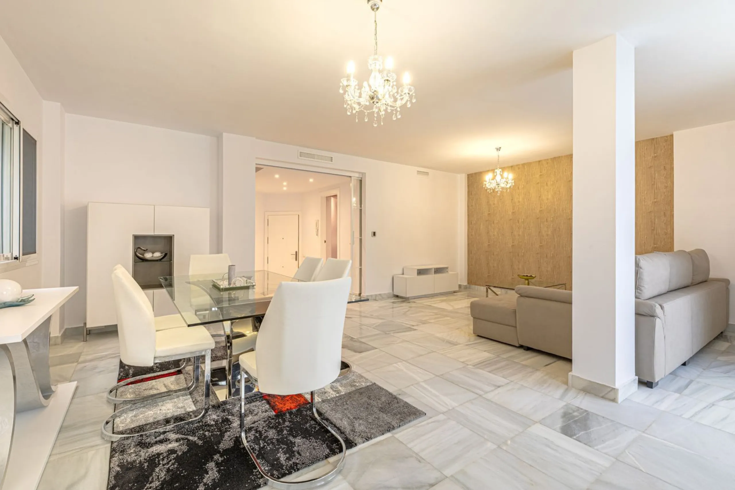 Welcome to this charming and well-presented townhouse in the popular area of Los Naranjos in Nueva Andalucía. Our new exclusive listing! Situated in a quiet and established neighbourhood close to golf courses, restaurants and amenities, the home offers a 