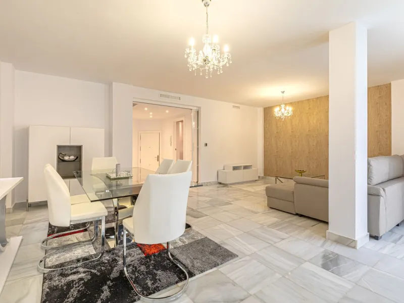 Welcome to this charming and well-presented townhouse in the popular area of Los Naranjos in Nueva Andalucía. Our new exclusive listing! Situated in a quiet and established neighbourhood close to golf courses, restaurants and amenities, the home offers a 