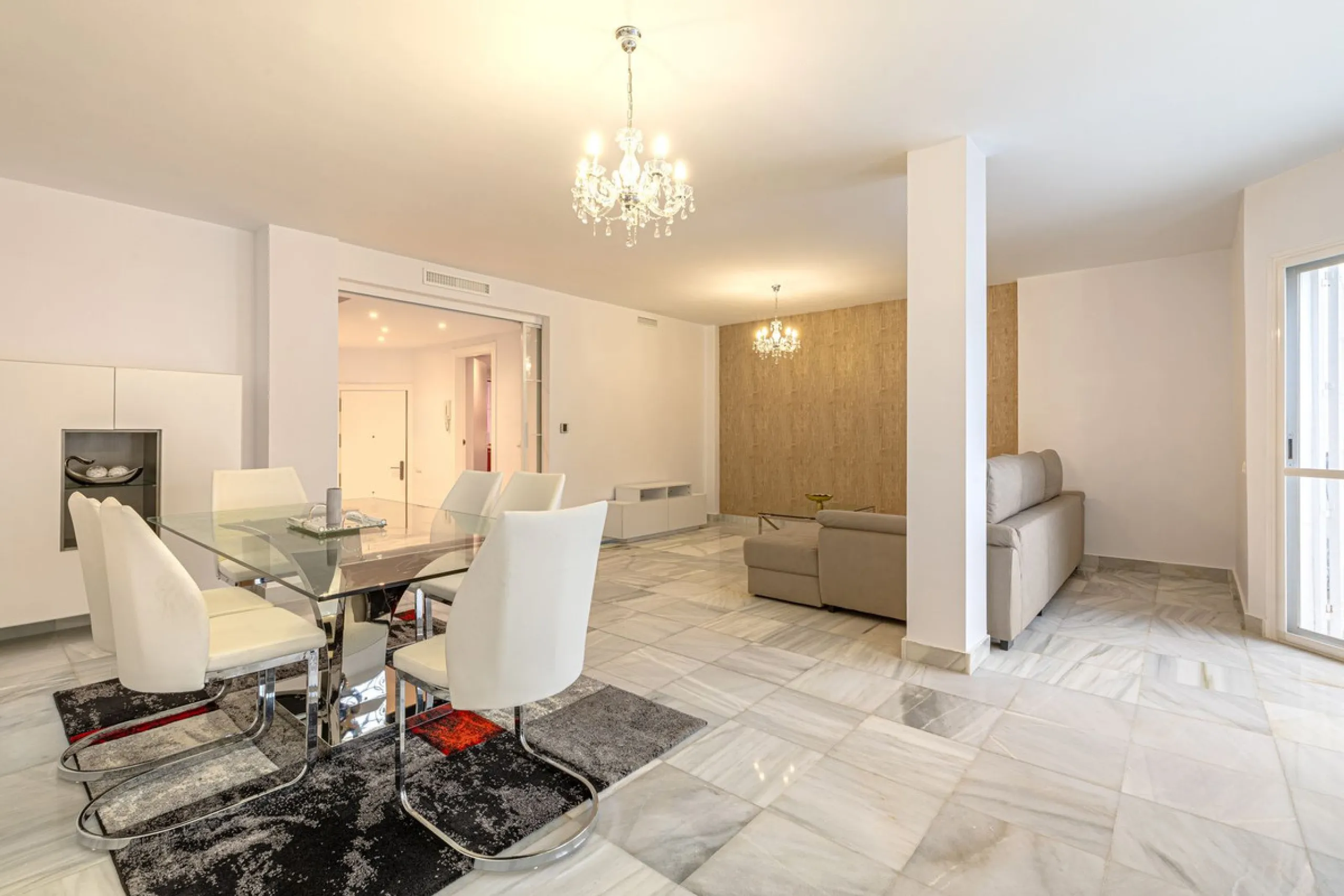 Welcome to this charming and well-presented townhouse in the popular area of Los Naranjos in Nueva Andalucía. Our new exclusive listing! Situated in a quiet and established neighbourhood close to golf courses, restaurants and amenities, the home offers a 