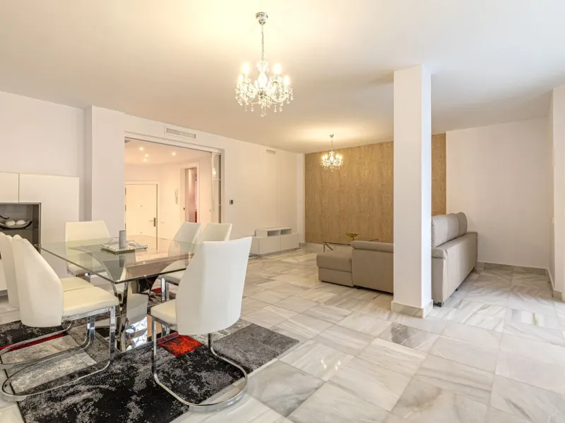 Welcome to this charming and well-presented townhouse in the popular area of Los Naranjos in Nueva Andalucía. Our new exclusive listing! Situated in a quiet and established neighbourhood close to golf courses, restaurants and amenities, the home offers a 