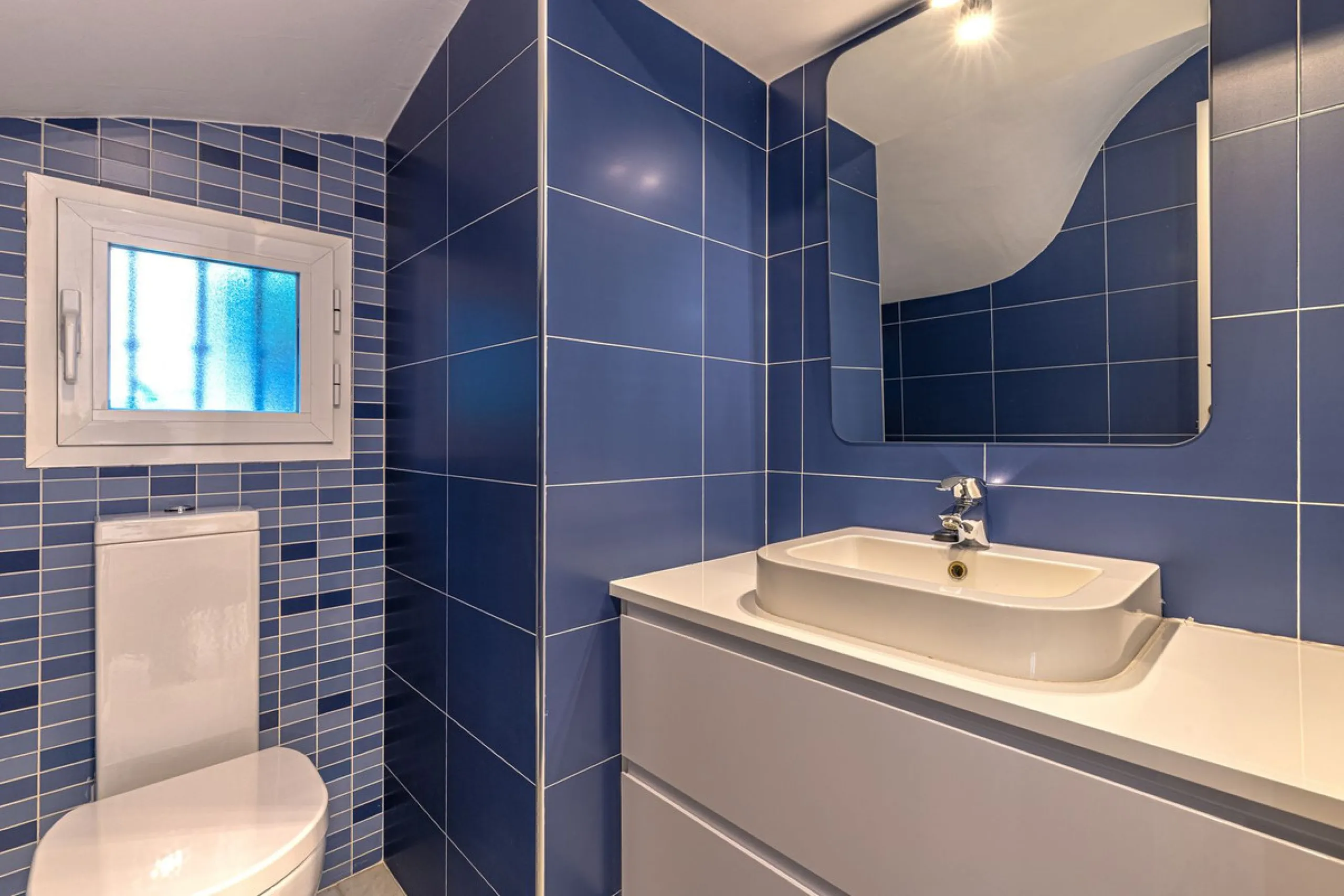 Welcome to this charming and well-presented townhouse in the popular area of Los Naranjos in Nueva Andalucía. Our new exclusive listing! Situated in a quiet and established neighbourhood close to golf courses, restaurants and amenities, the home offers a 
