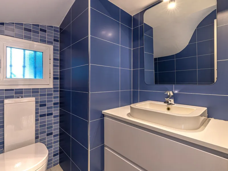 Welcome to this charming and well-presented townhouse in the popular area of Los Naranjos in Nueva Andalucía. Our new exclusive listing! Situated in a quiet and established neighbourhood close to golf courses, restaurants and amenities, the home offers a 