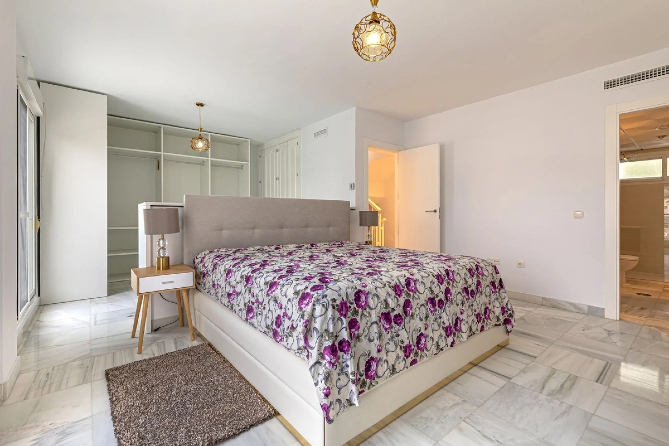 Welcome to this charming and well-presented townhouse in the popular area of Los Naranjos in Nueva Andalucía. Our new exclusive listing! Situated in a quiet and established neighbourhood close to golf courses, restaurants and amenities, the home offers a 