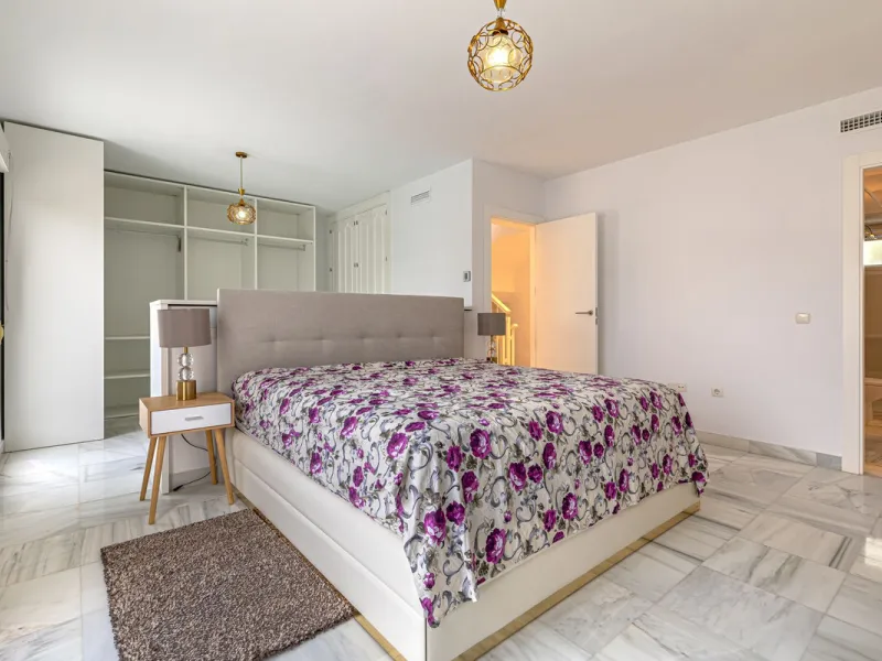 Welcome to this charming and well-presented townhouse in the popular area of Los Naranjos in Nueva Andalucía. Our new exclusive listing! Situated in a quiet and established neighbourhood close to golf courses, restaurants and amenities, the home offers a 