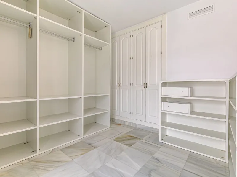 Welcome to this charming and well-presented townhouse in the popular area of Los Naranjos in Nueva Andalucía. Our new exclusive listing! Situated in a quiet and established neighbourhood close to golf courses, restaurants and amenities, the home offers a 