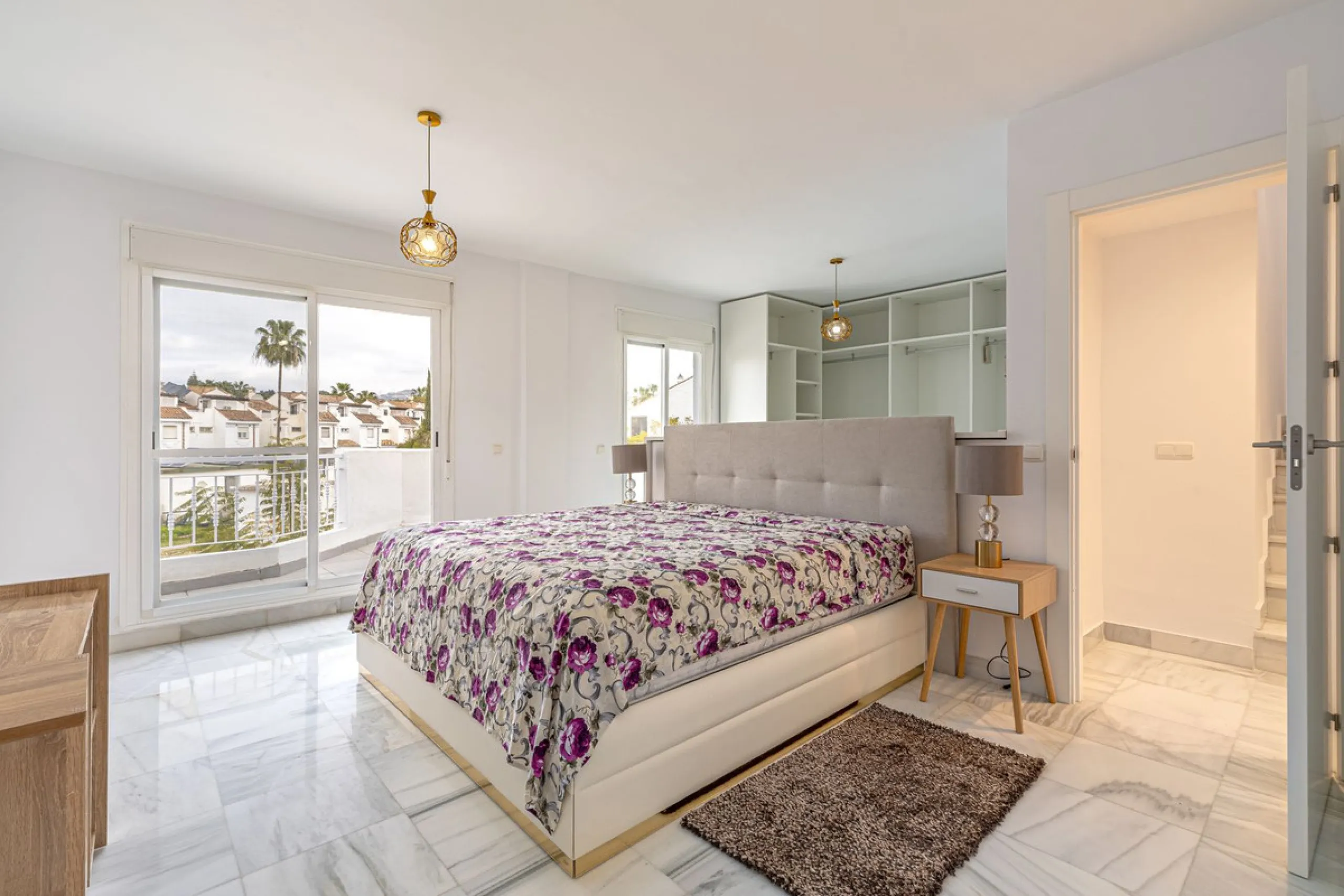 Welcome to this charming and well-presented townhouse in the popular area of Los Naranjos in Nueva Andalucía. Our new exclusive listing! Situated in a quiet and established neighbourhood close to golf courses, restaurants and amenities, the home offers a 