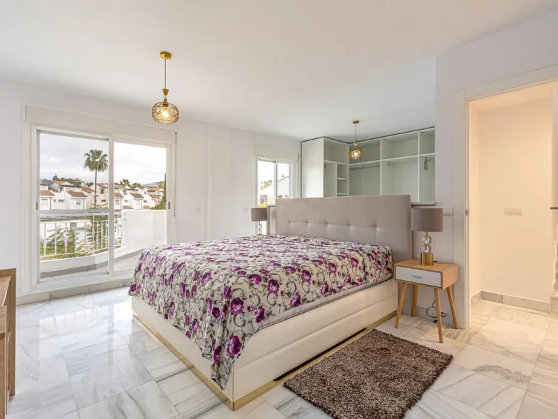 Welcome to this charming and well-presented townhouse in the popular area of Los Naranjos in Nueva Andalucía. Our new exclusive listing! Situated in a quiet and established neighbourhood close to golf courses, restaurants and amenities, the home offers a 