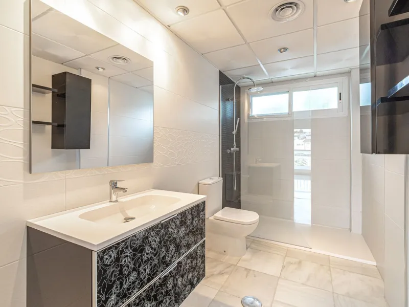 Welcome to this charming and well-presented townhouse in the popular area of Los Naranjos in Nueva Andalucía. Our new exclusive listing! Situated in a quiet and established neighbourhood close to golf courses, restaurants and amenities, the home offers a 