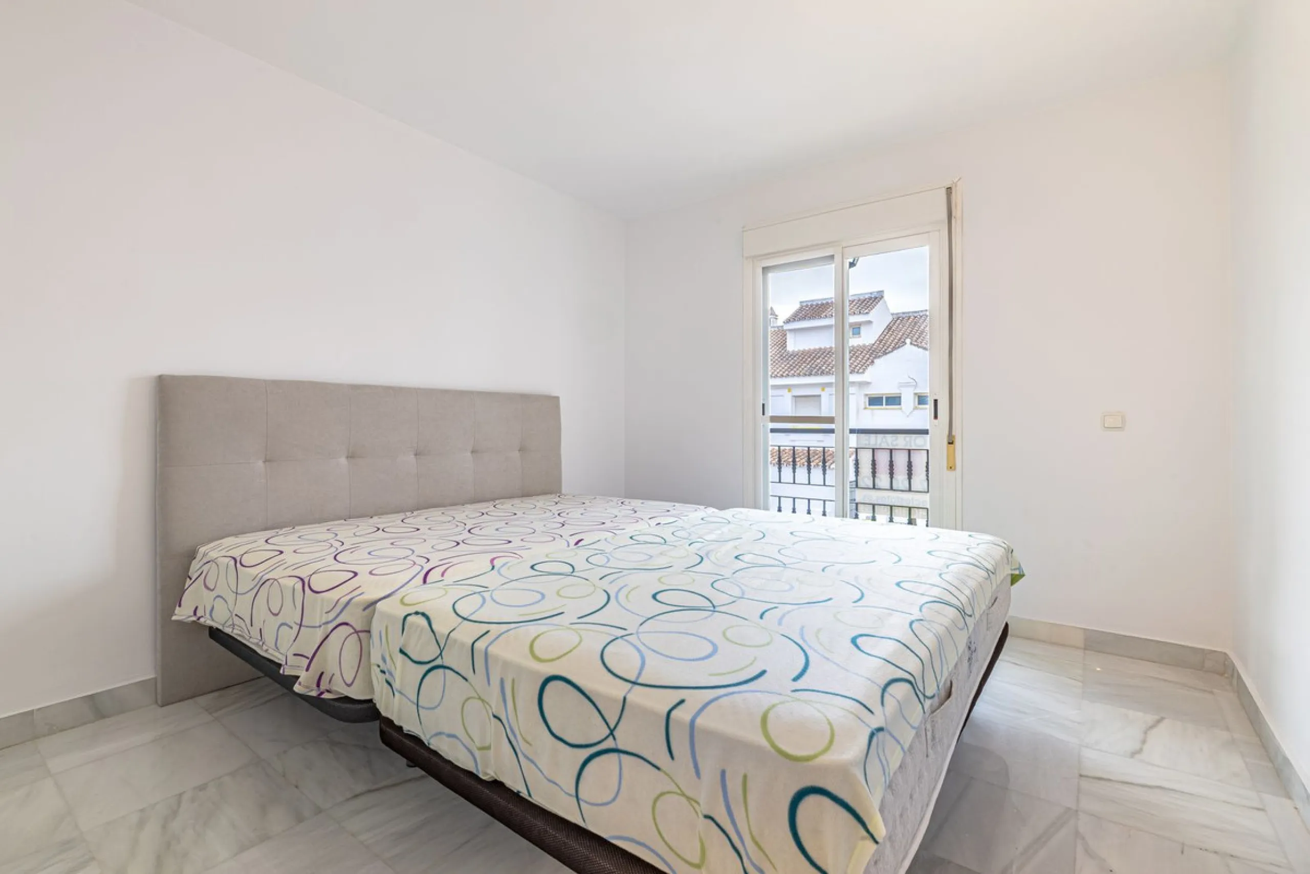 Welcome to this charming and well-presented townhouse in the popular area of Los Naranjos in Nueva Andalucía. Our new exclusive listing! Situated in a quiet and established neighbourhood close to golf courses, restaurants and amenities, the home offers a 
